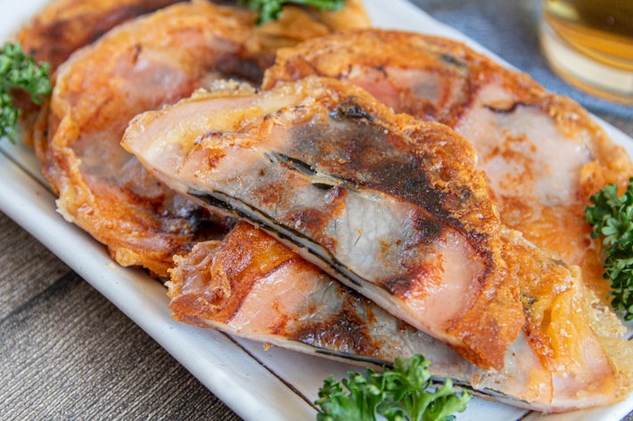 おつまみが白い皿に盛られ、パセリが添えられています。