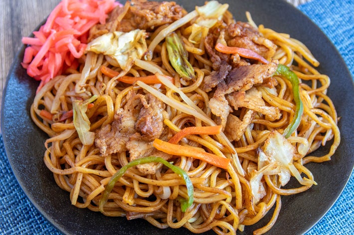 皿に盛られた焼きそばと紅しょうがの近接写真。