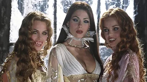 Tres mujeres disfrazadas de vampiras en un ambiente gótico, con colmillos prominentes y vestidos de estilo renacentista