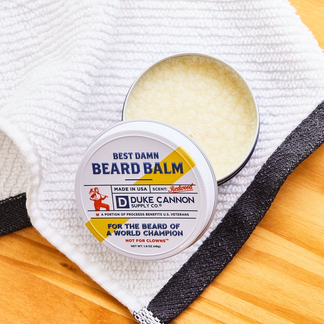 Tin of Duke Cannon Best Beard Beard Balm di Handuk, Dilableed sebagai Wangi 