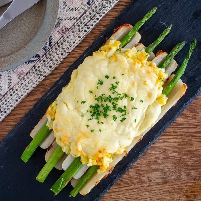 アスパラガスとチーズが焼かれた料理。