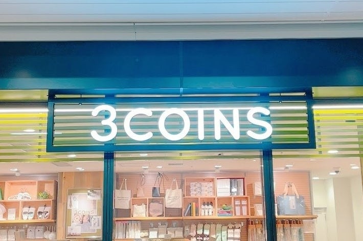 店舗「3COINS」の入り口。バッグやインテリア雑貨が並ぶディスプレイが見える。