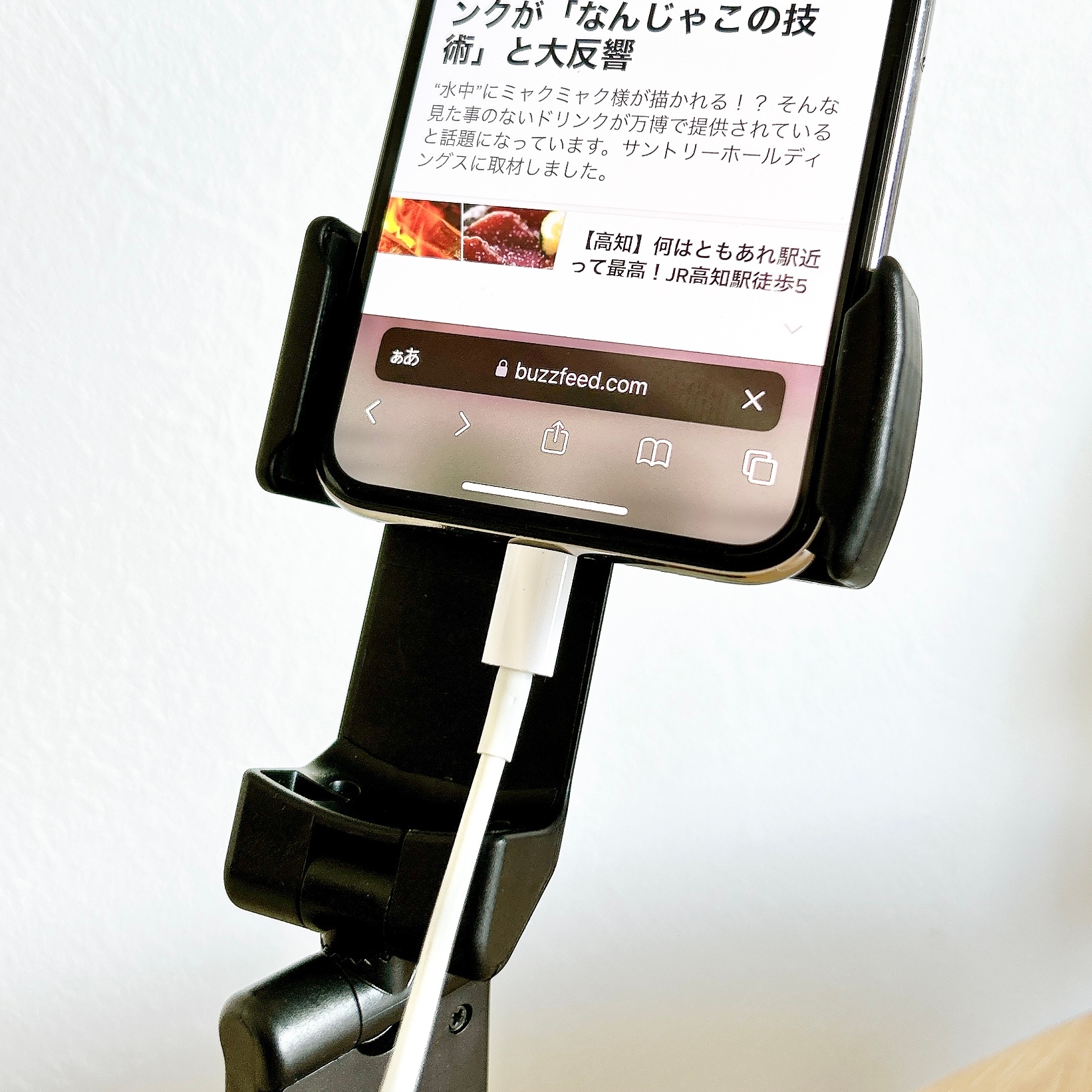3COINSの「どこでも挟めるトラベルスマホホルダー」