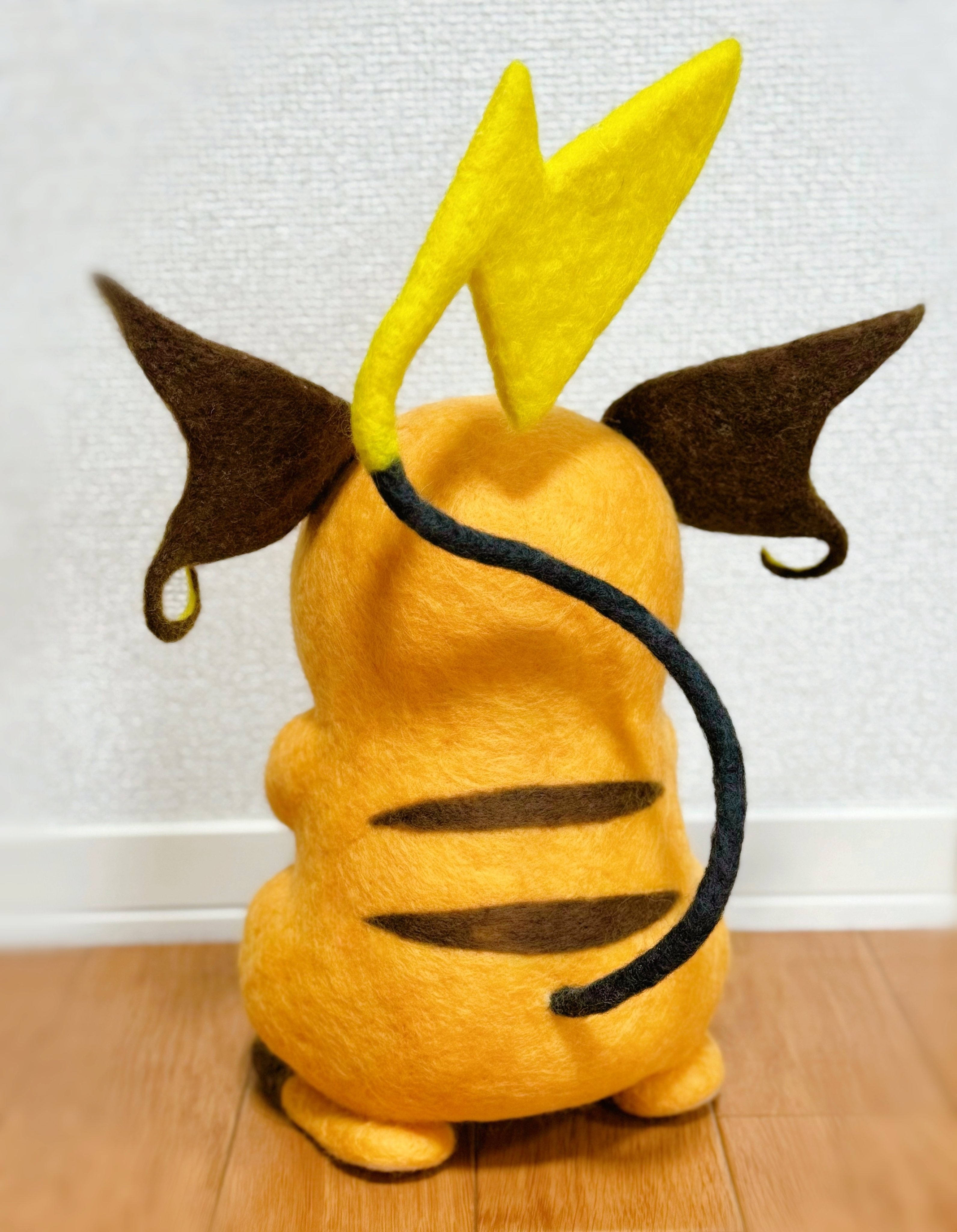 羊毛フェルトのライチュウの後ろ姿(ジオくん@羊毛フェルト?さんのXアカウントより)