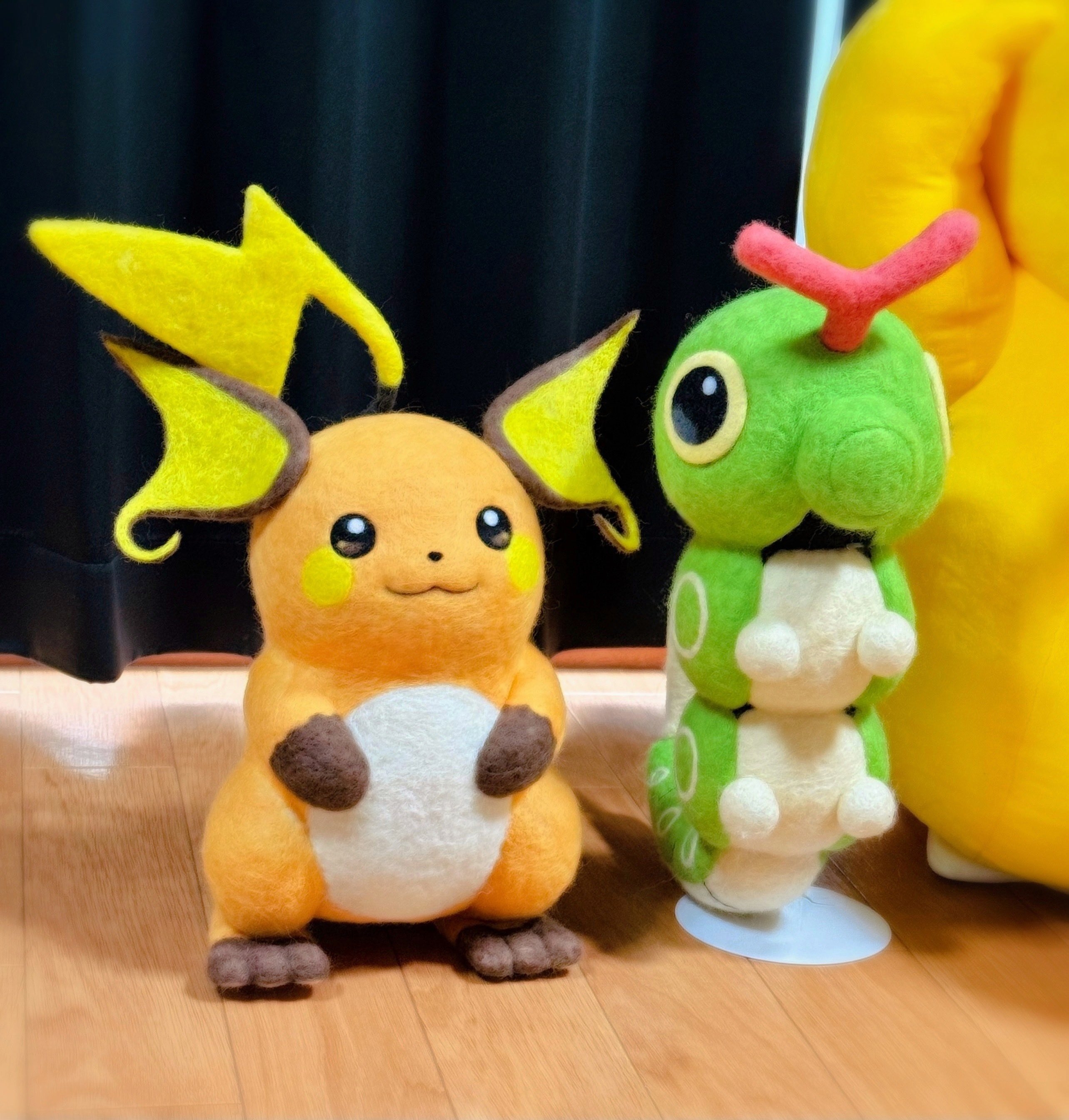 羊毛フェルトのライチュウと等身大キャタピー(ジオくん@羊毛フェルト?さんのXアカウントより)