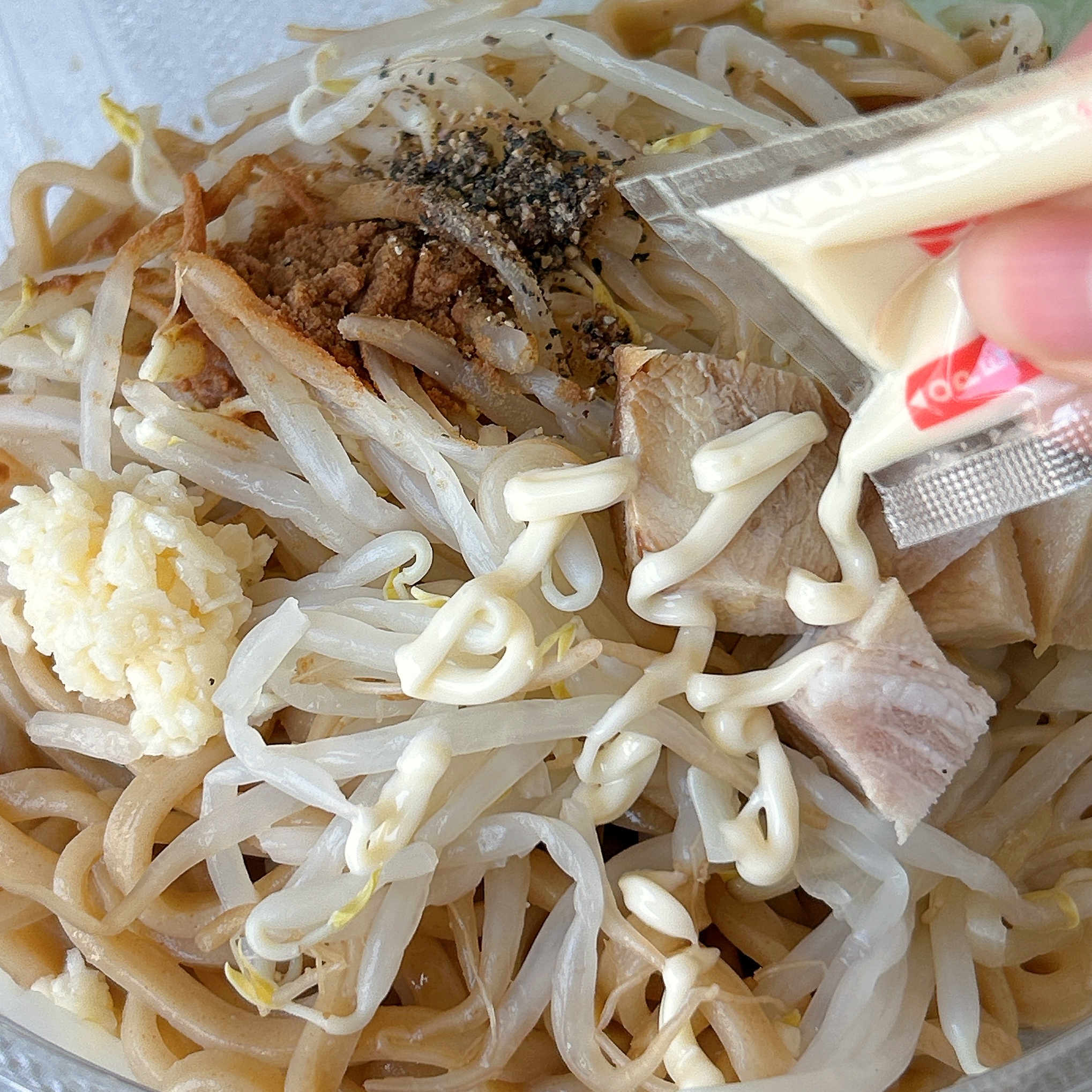 セブン-イレブンの「冷しブタまぜ麺」