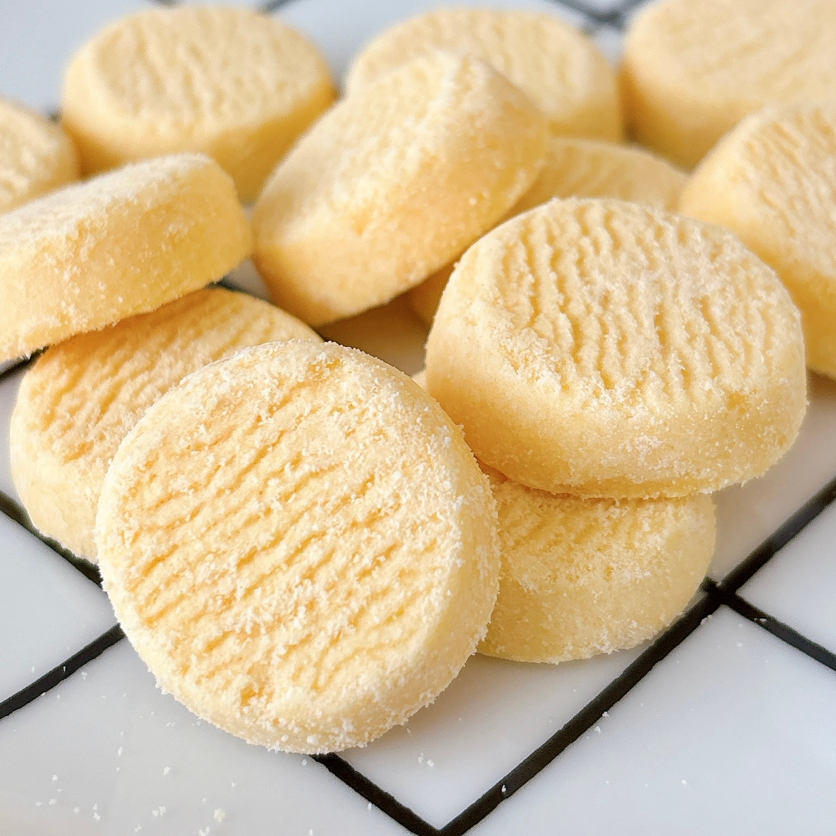 ファミリーマート「しっとりクッキーベイクドチーズケーキ」