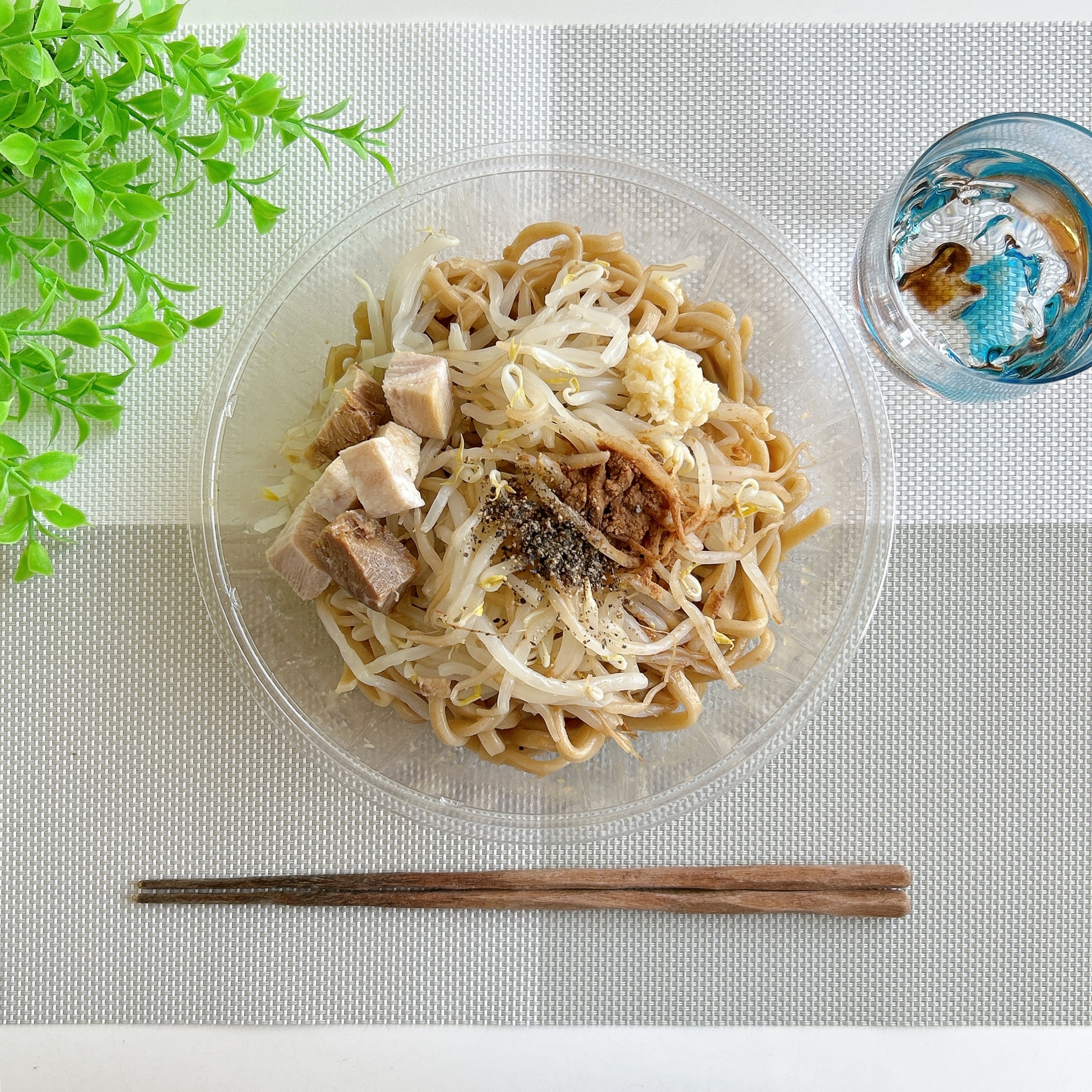 セブン-イレブンの「冷しブタまぜ麺」