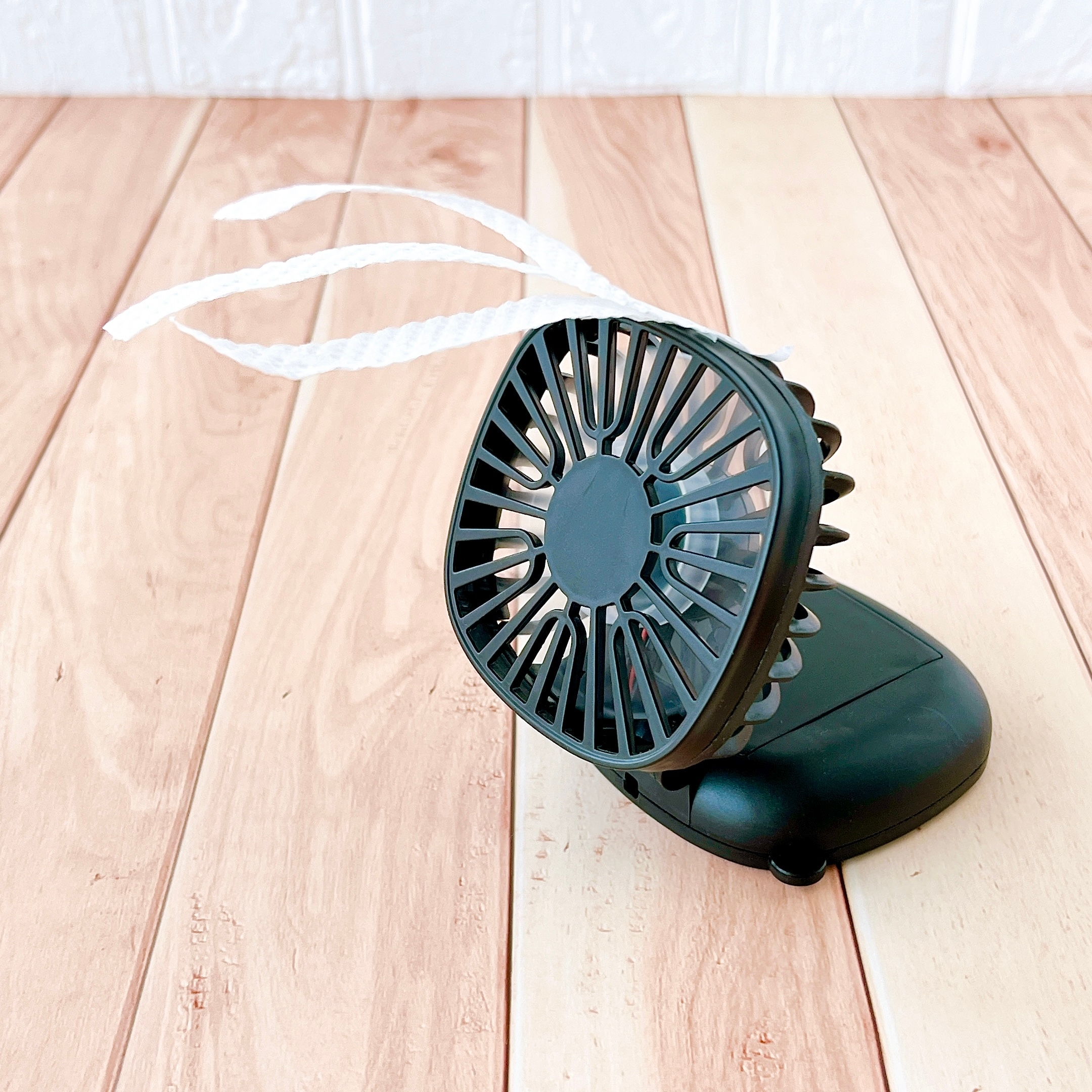DAISO(ダイソー)の「扇風機(電池式、折りたたみ)」