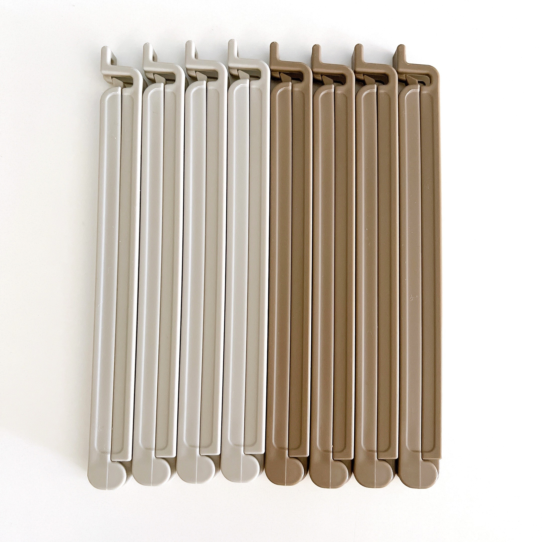 プラスチック製の再利用可能な食品袋用クリップが整然と並んでいます。共通のキッチン収納アクセサリーです。