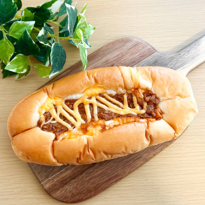 FamilyMart(ファミリーマート)の「どかっとタコスチーズパン」