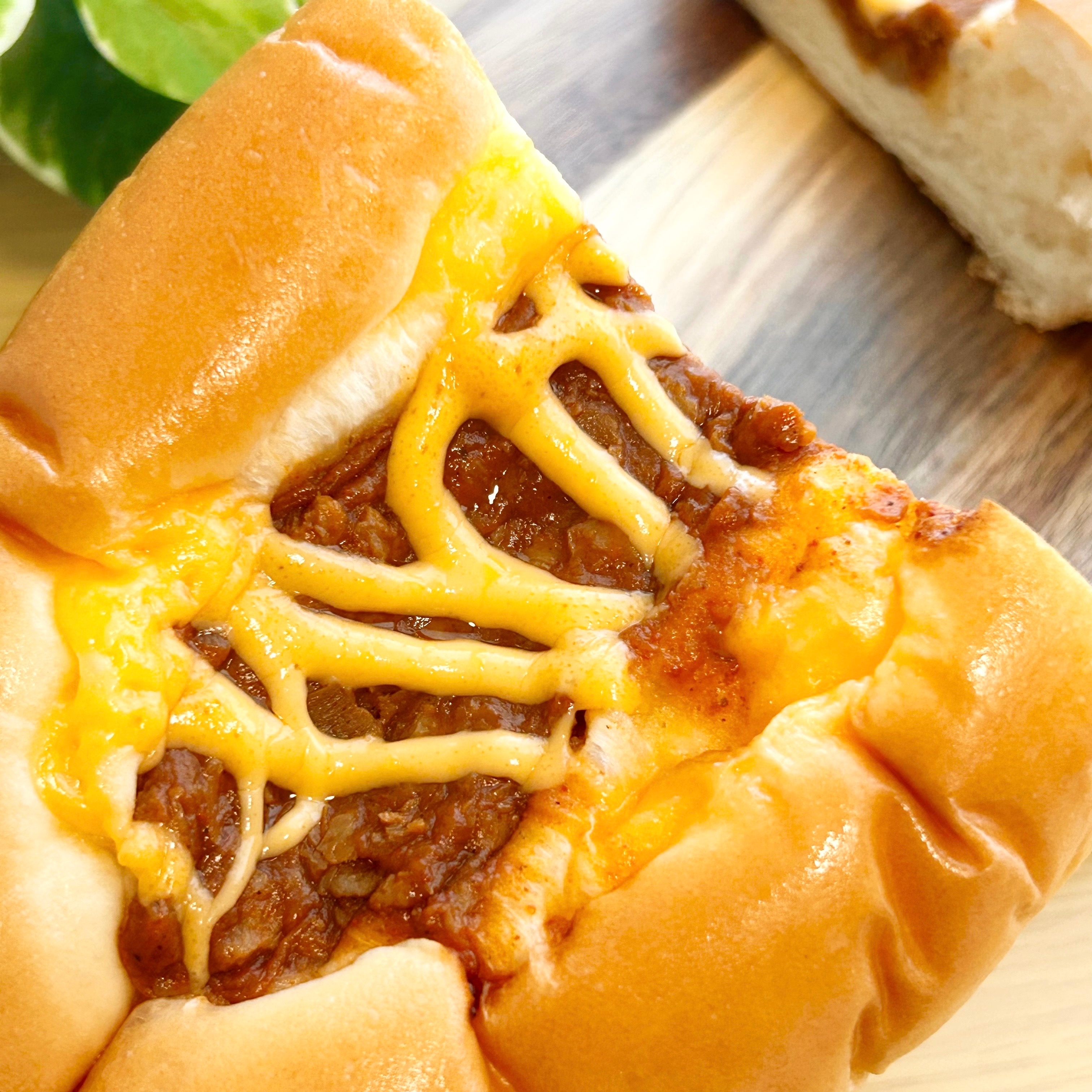 FamilyMart(ファミリーマート)の「どかっとタコスチーズパン」