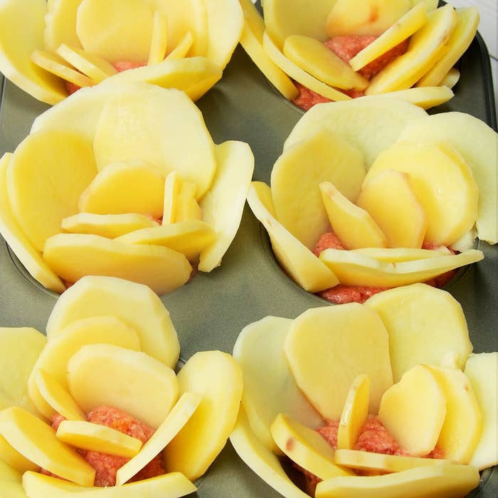 薄切りポテトで花の形をしたペストリーカップ。中央にミートフィリングが詰められている。