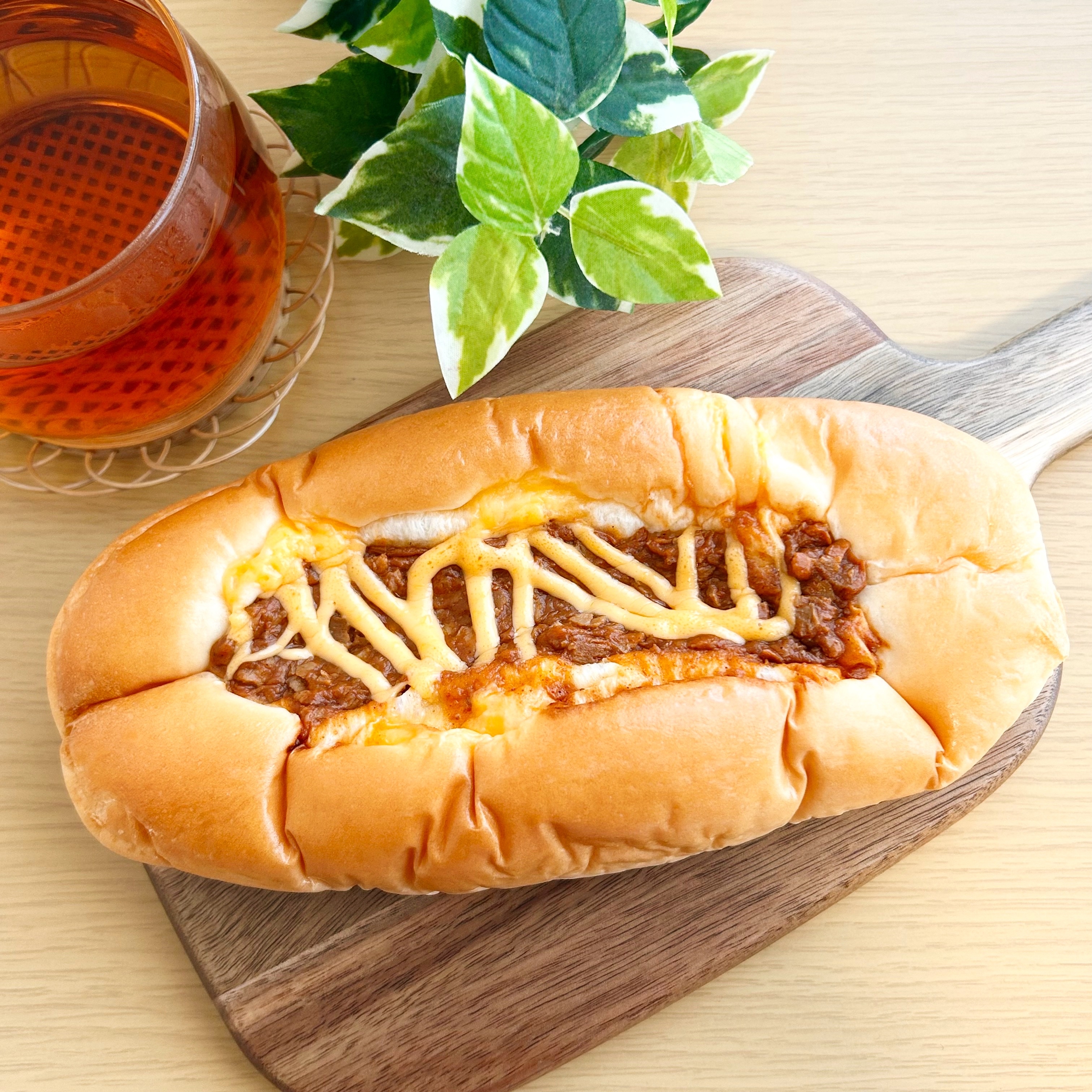 FamilyMart(ファミリーマート)の「どかっとタコスチーズパン」