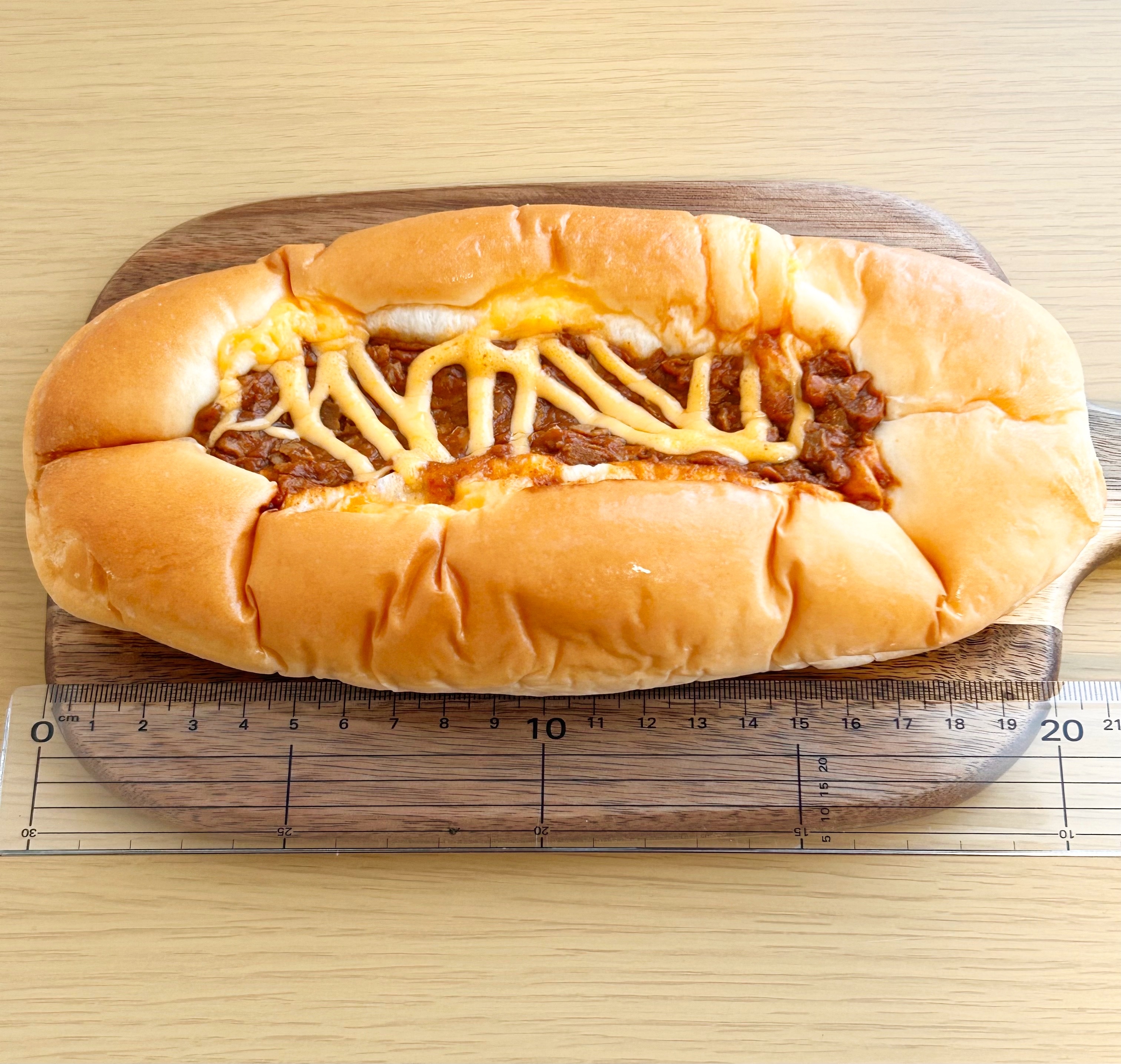 FamilyMart(ファミリーマート)の「どかっとタコスチーズパン」