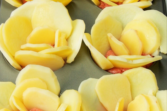 カップケーキ型の中に、スライスされたポテトが花びらのように配置され、中心にひき肉が入っています。