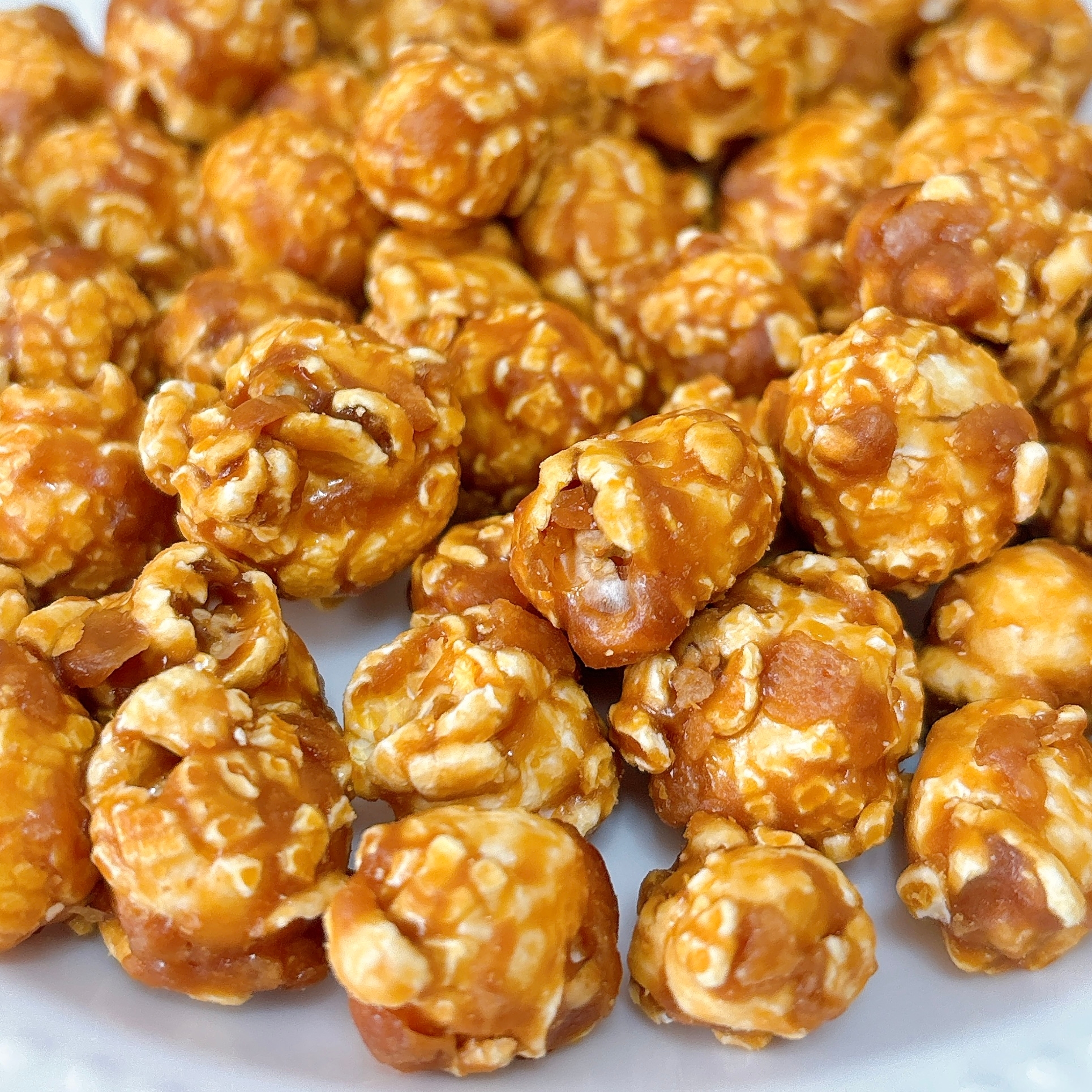 キャラメルポップコーンのクローズアップイメージ。甘くてカリカリの質感が見える。