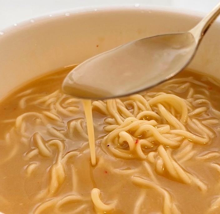 FamilyMart(ファミリーマート)の「麺屋極鶏 鶏だくかけ極濃 鶏白湯」