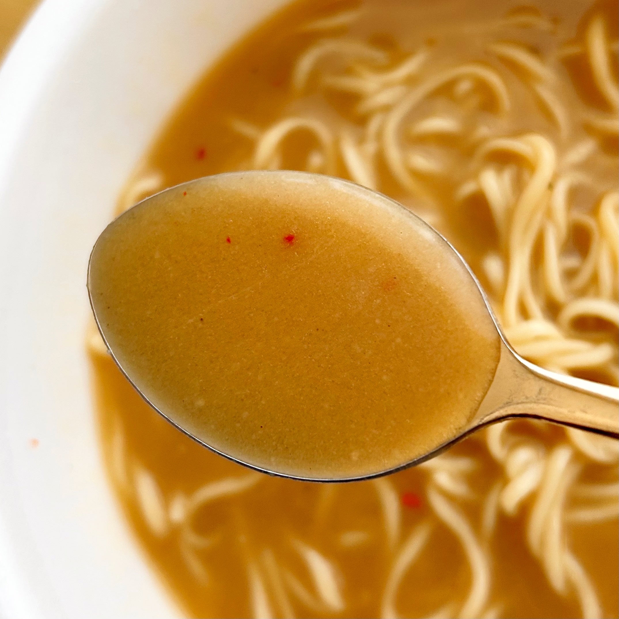 FamilyMart(ファミリーマート)の「麺屋極鶏 鶏だくかけ極濃 鶏白湯」