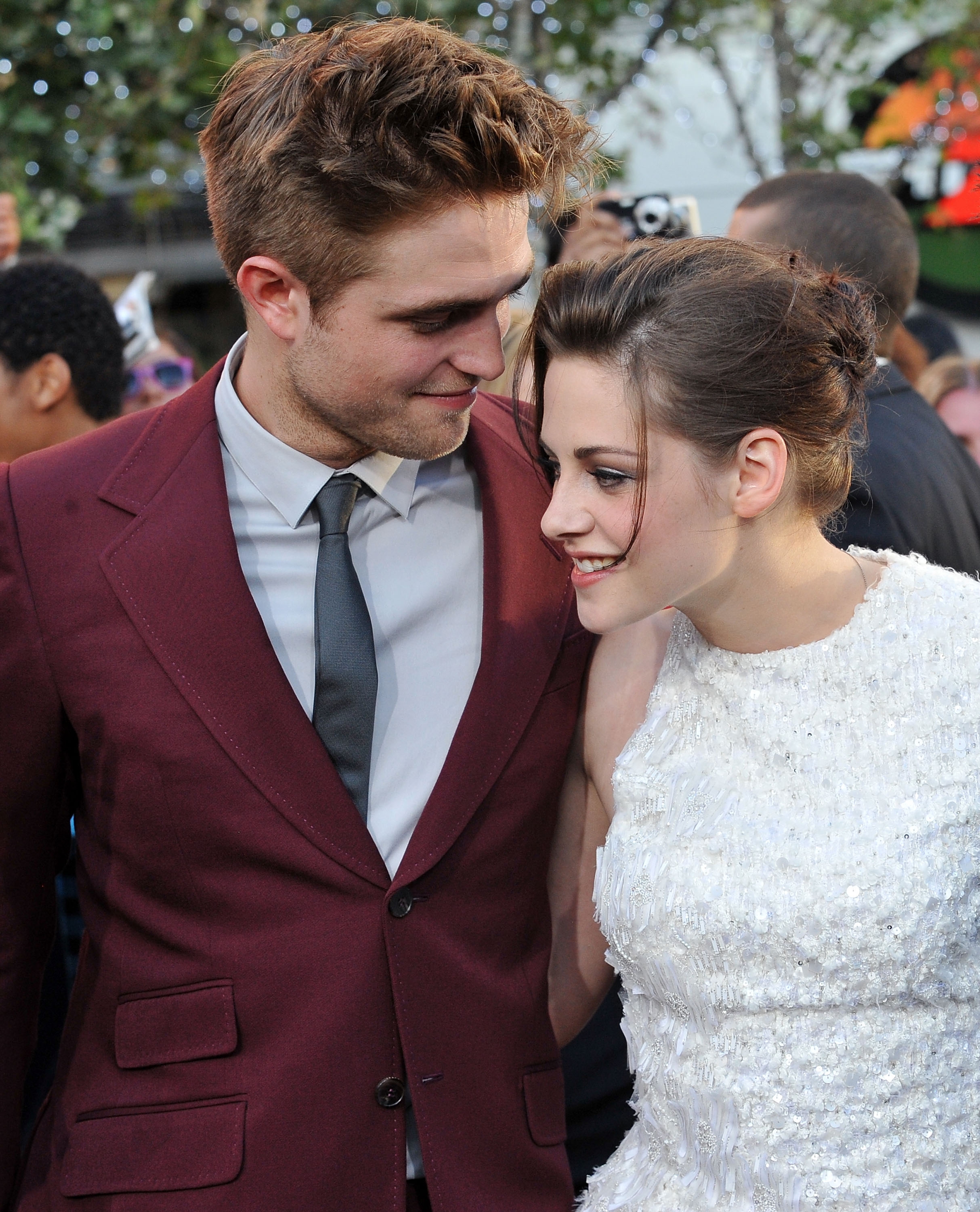 Kristen and Rob whispering to each other on the Eclipse red carpet