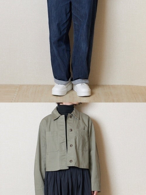 2体のモデルが、それぞれ異なるコーディネートの同じジャケットを着用。上:パンツ、下:スカートでスタイリング。