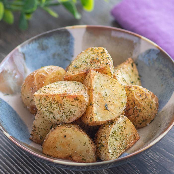 ハーブで味付けされたポテトのローストがボウルに盛られている。