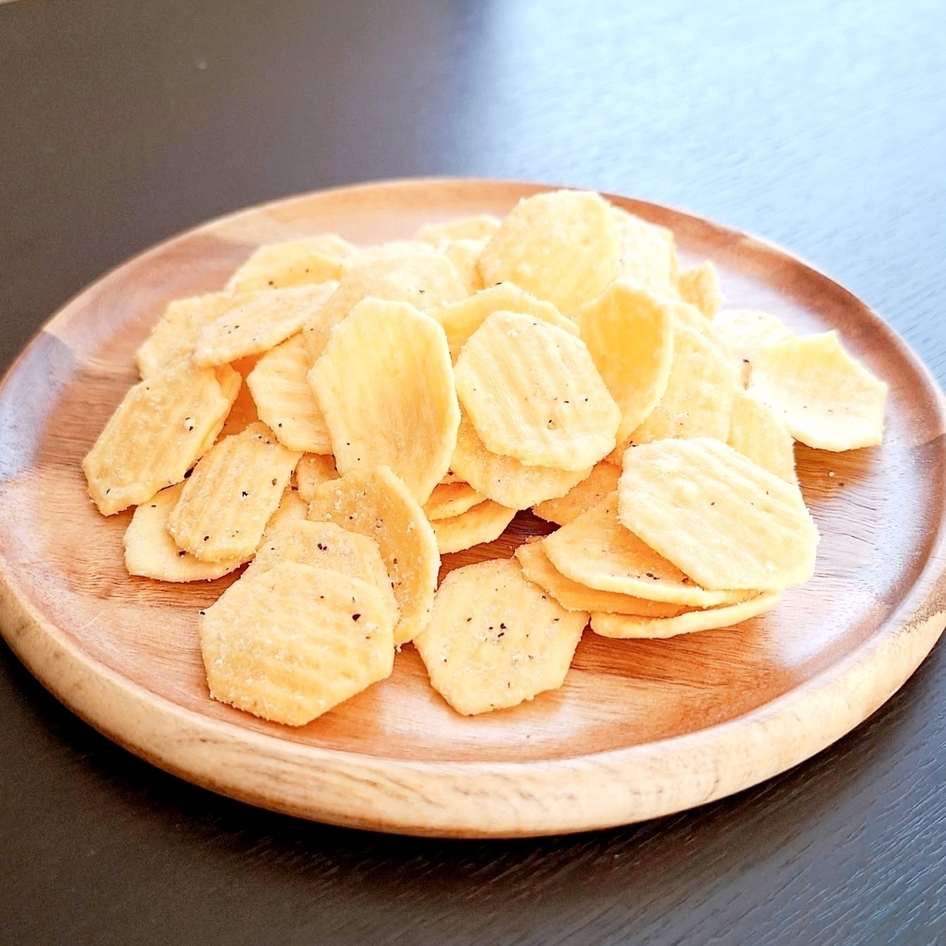 ファミマの「おこめスナック 燻製薫るチーズ味」