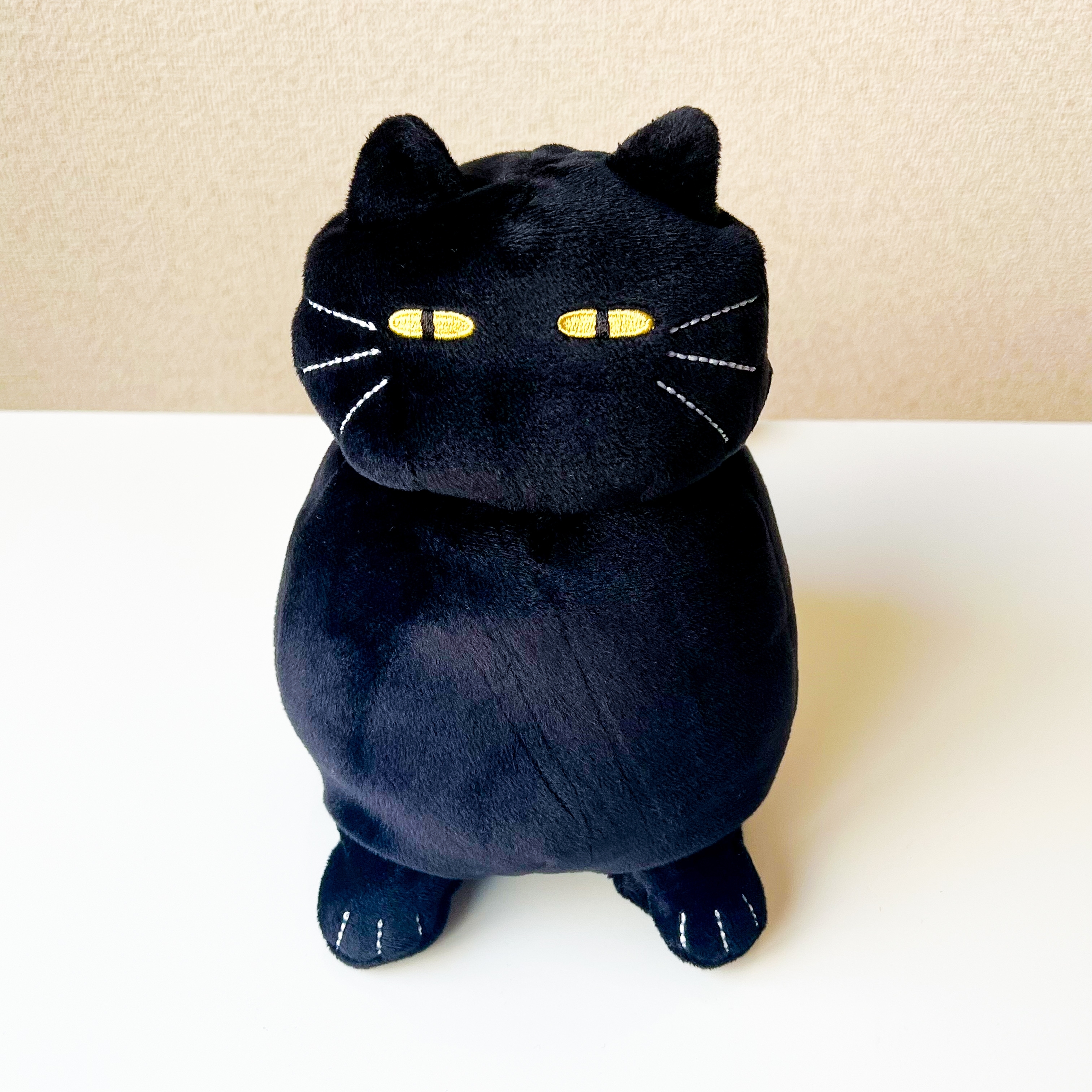 ニトリの「【デコホーム商品】スマホクッション(デコネコBK)」