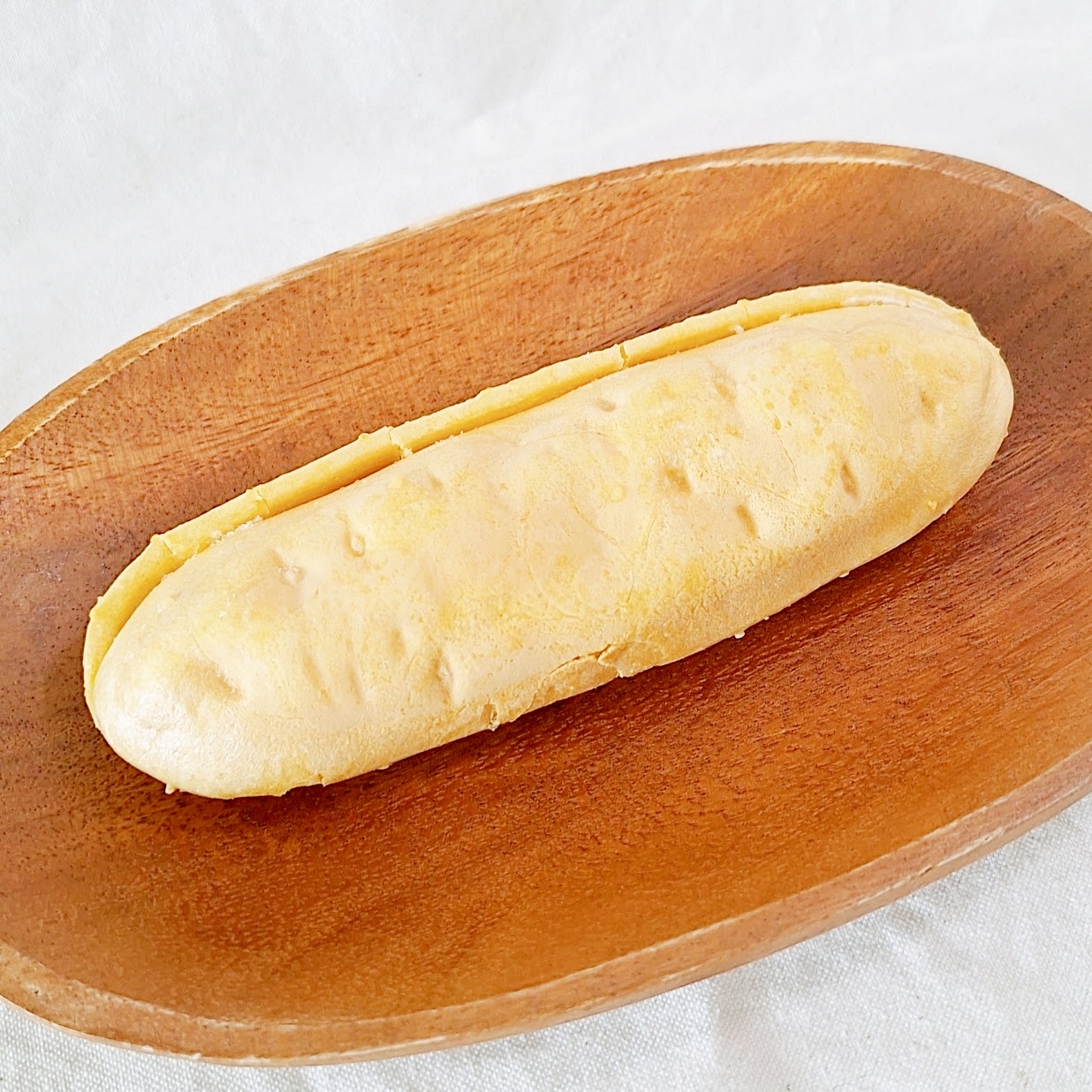 木製の皿に乗った細長いパン。