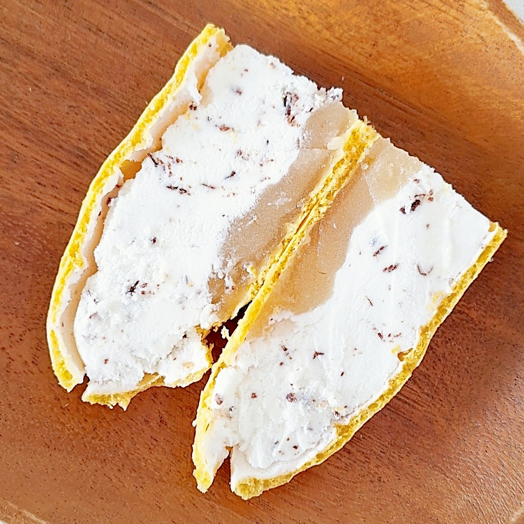 アイスクリームをサンドしたモナカが木製の皿にのっている。