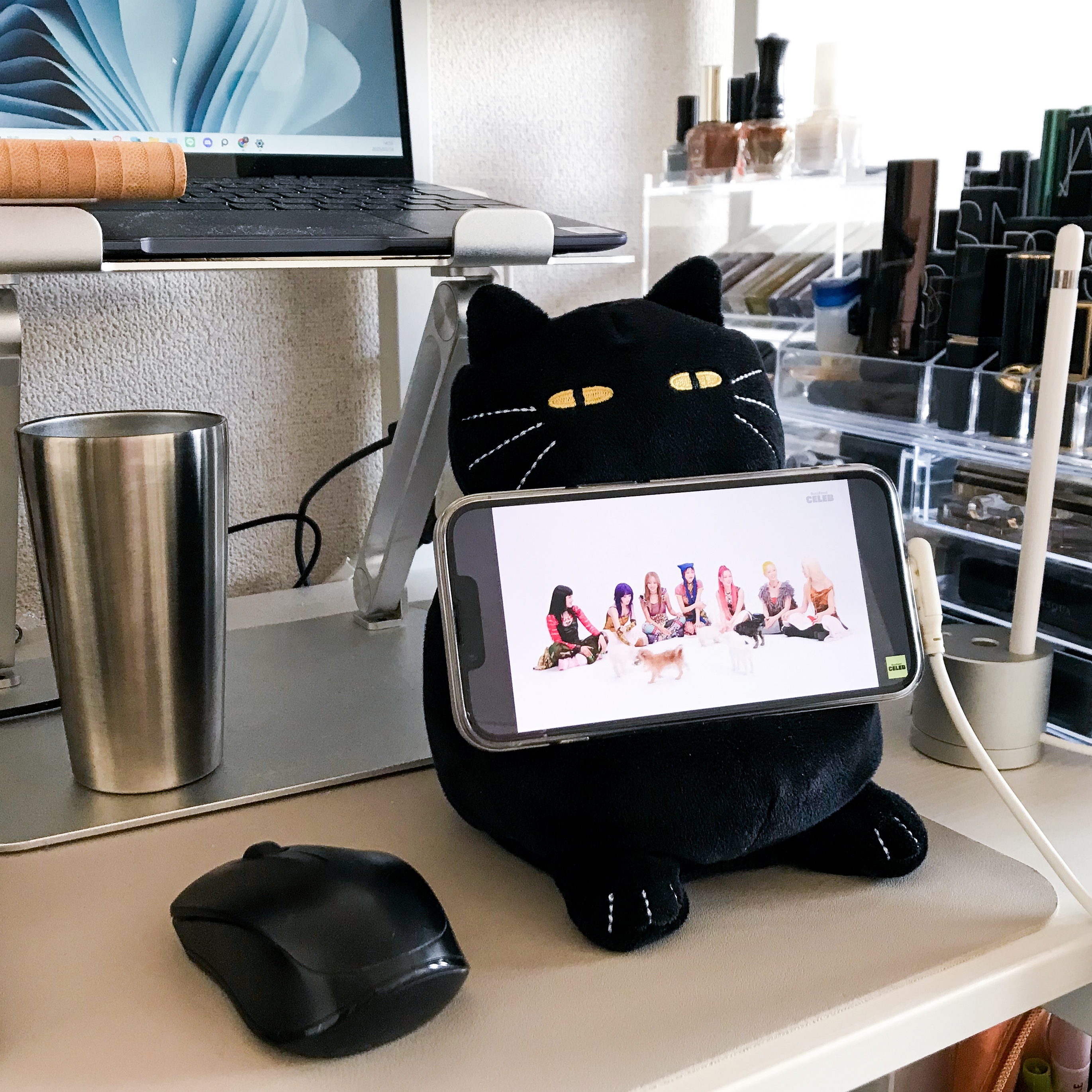 ニトリの「【デコホーム商品】スマホクッション(デコネコBK)」