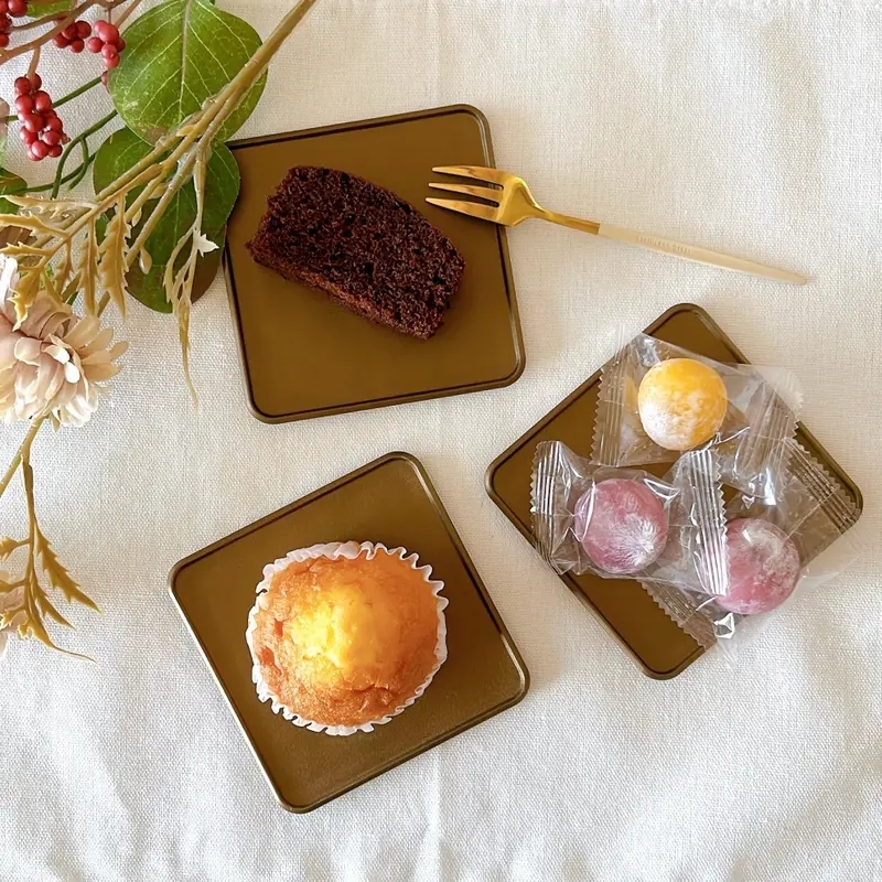 ダイソーの「深月レンジ食器(角小皿、10cm、3枚、ゴールドカラー)」