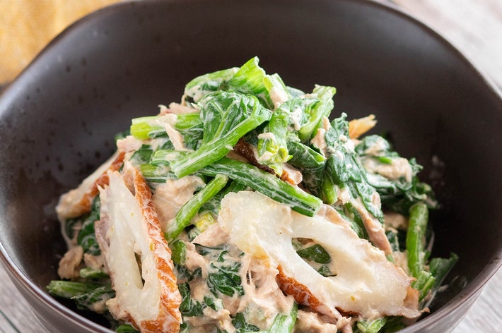 皿に盛られたほうれん草とちくわの和風サラダ。クリーミーなソースが絡んでいます。