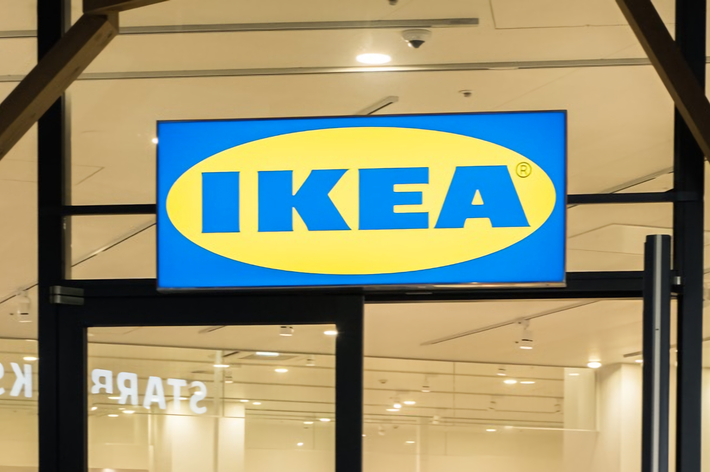 IKEAの店舗入り口の看板が写っている。