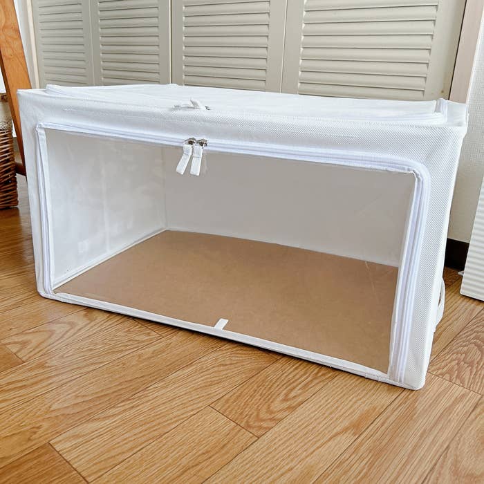 CAINZ(カインズ)の「透明窓付きケース shuhaco ホワイト 60×40×32cm H30」