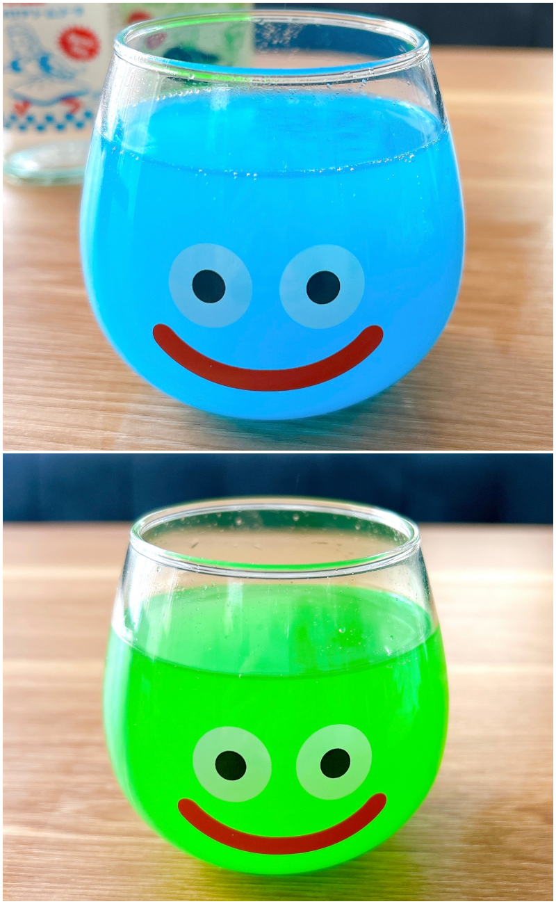 スマileyフェイスのグラスに注がれた青色と緑色の飲み物。