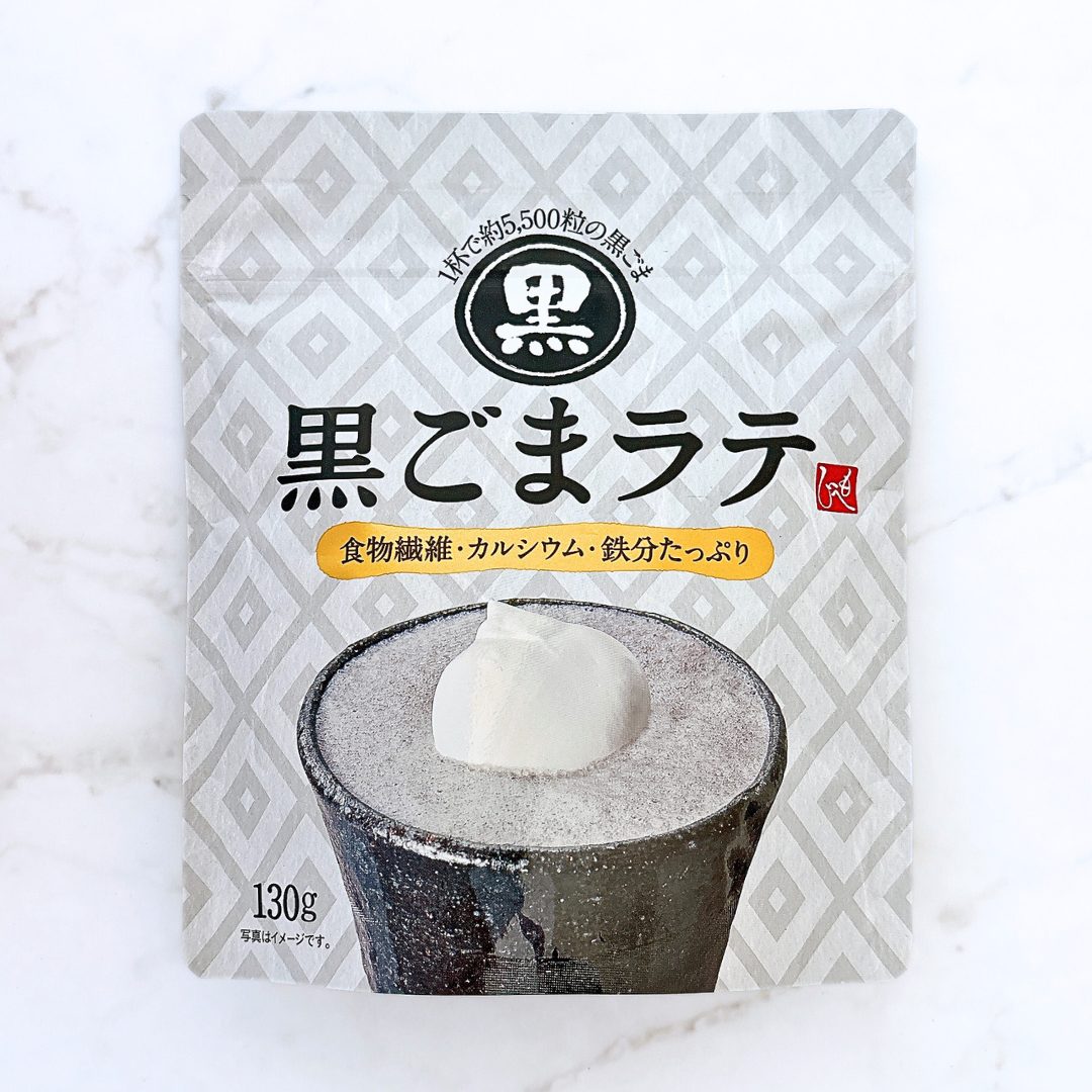 黒ごまラテのパッケージ画像。内容量は130gで、食物繊維、カルシウム、鉄分が豊富と記載あり。