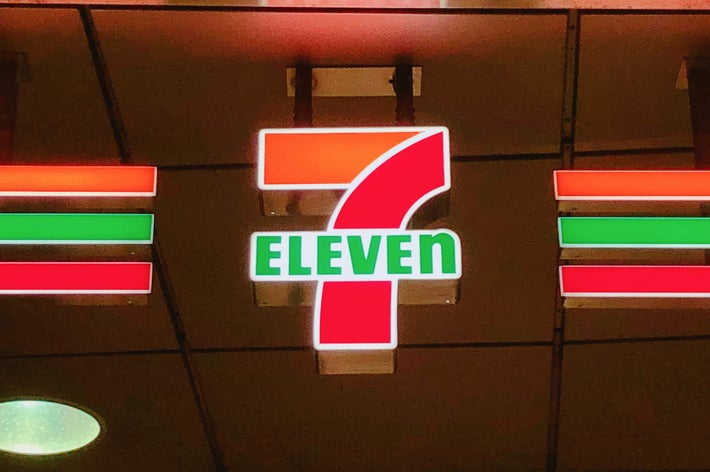 7-Elevenのネオンサイン。