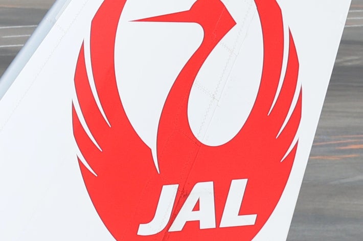 飛行機の尾翼に描かれたJALの鶴のロゴ。