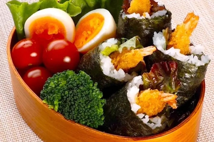エビ天巻き、ブロッコリー、ゆで卵、ミニトマトが詰められた弁当。