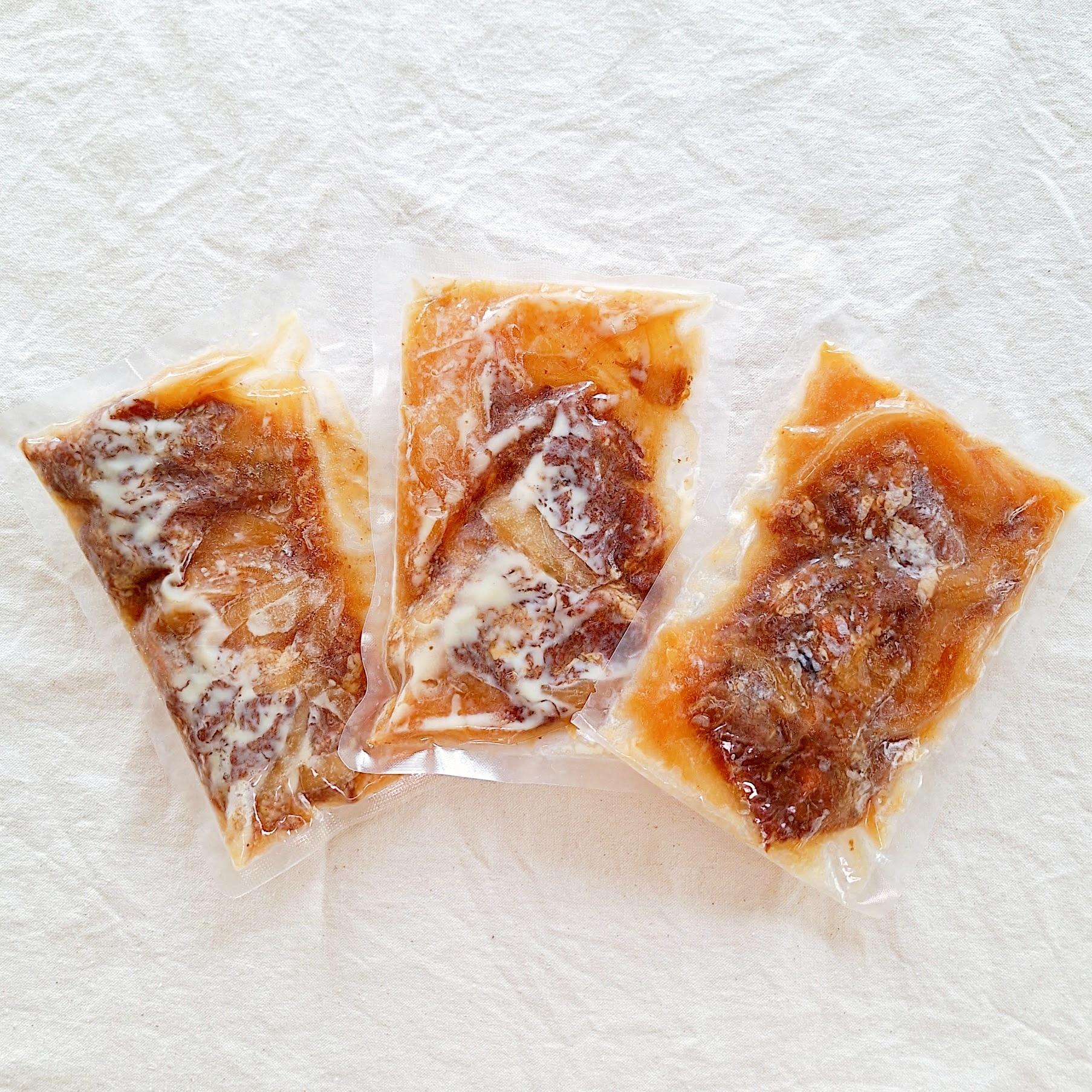 3枚のパッケージされたお菓子。表面に甘そうなソースがかかったビジュアル。