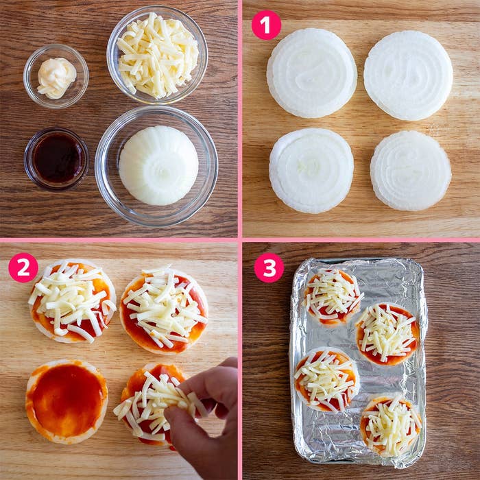 4枚の玉ねぎスライスにソースとチーズをのせたオーブン用トレイの手順を示す料理過程の写真。