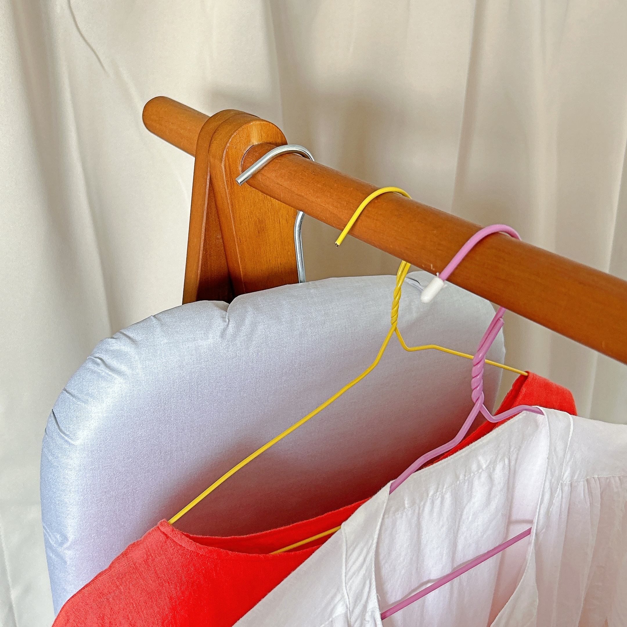 CAINZ(カインズ)の「掛けて収納できるアルミコートアイロン台」