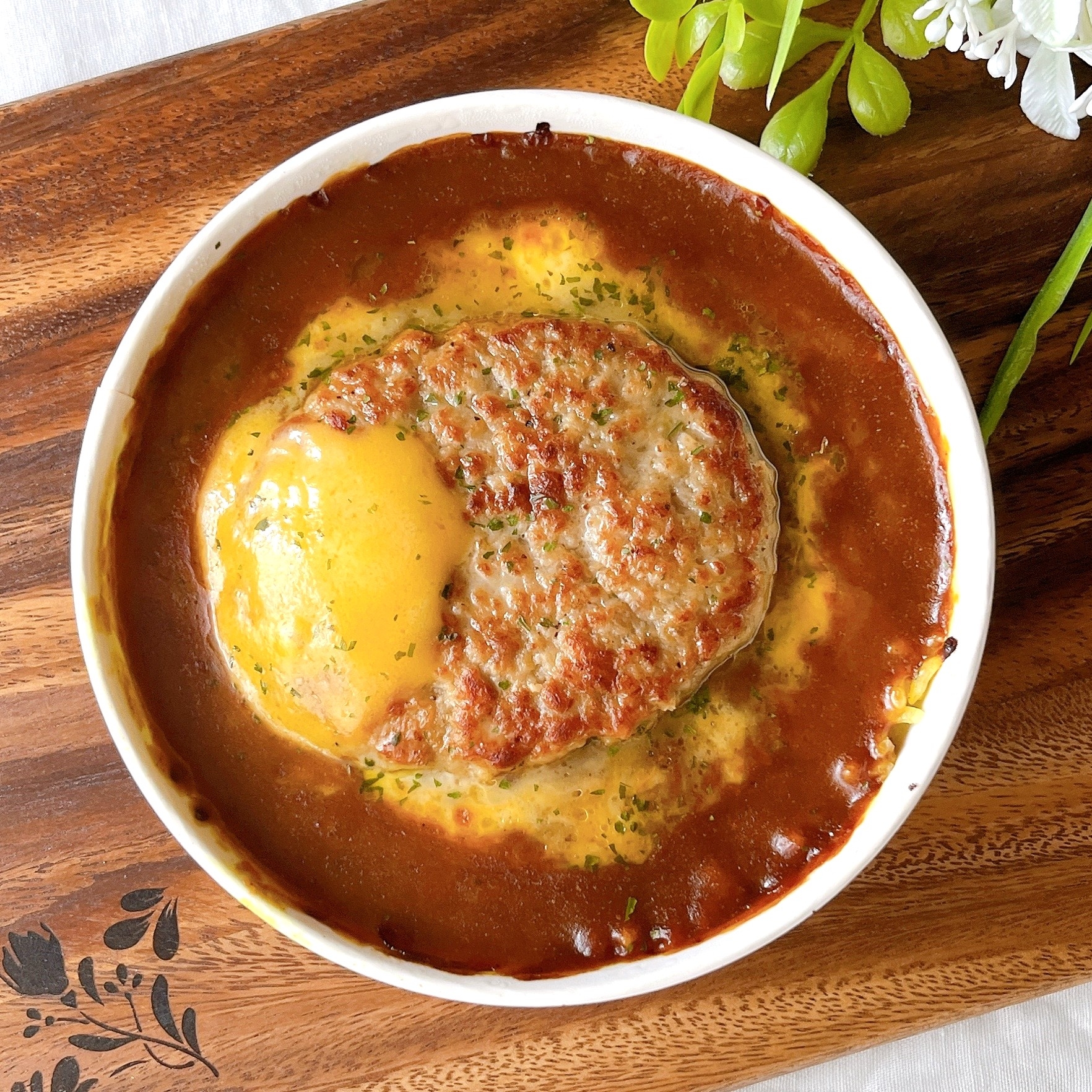 セブンイレブンの「とろーりチーズのハンバーグ焼きカレードリア」