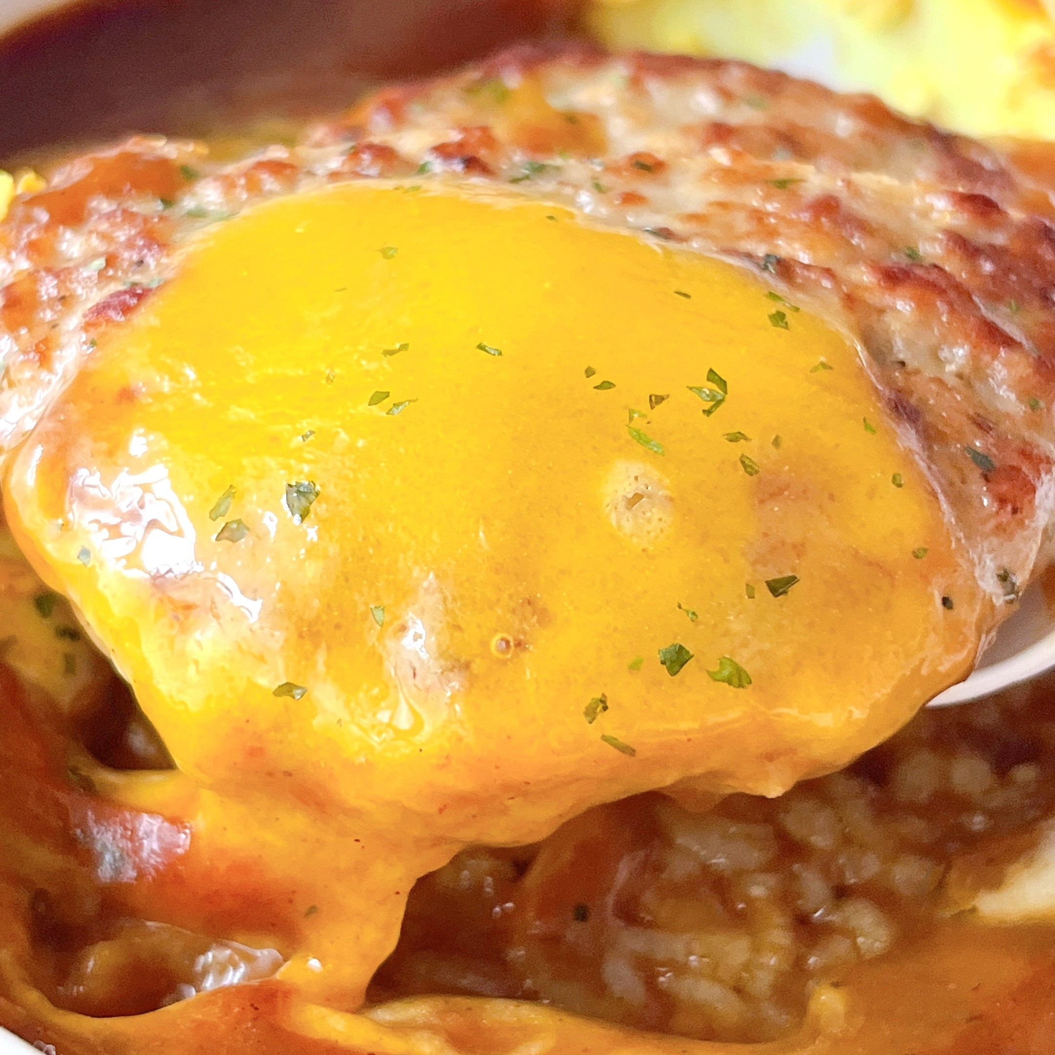 セブンイレブンの「とろーりチーズのハンバーグ焼きカレードリア」