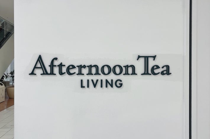 壁に「Afternoon Tea LIVING」と書かれた看板が表示されています。
