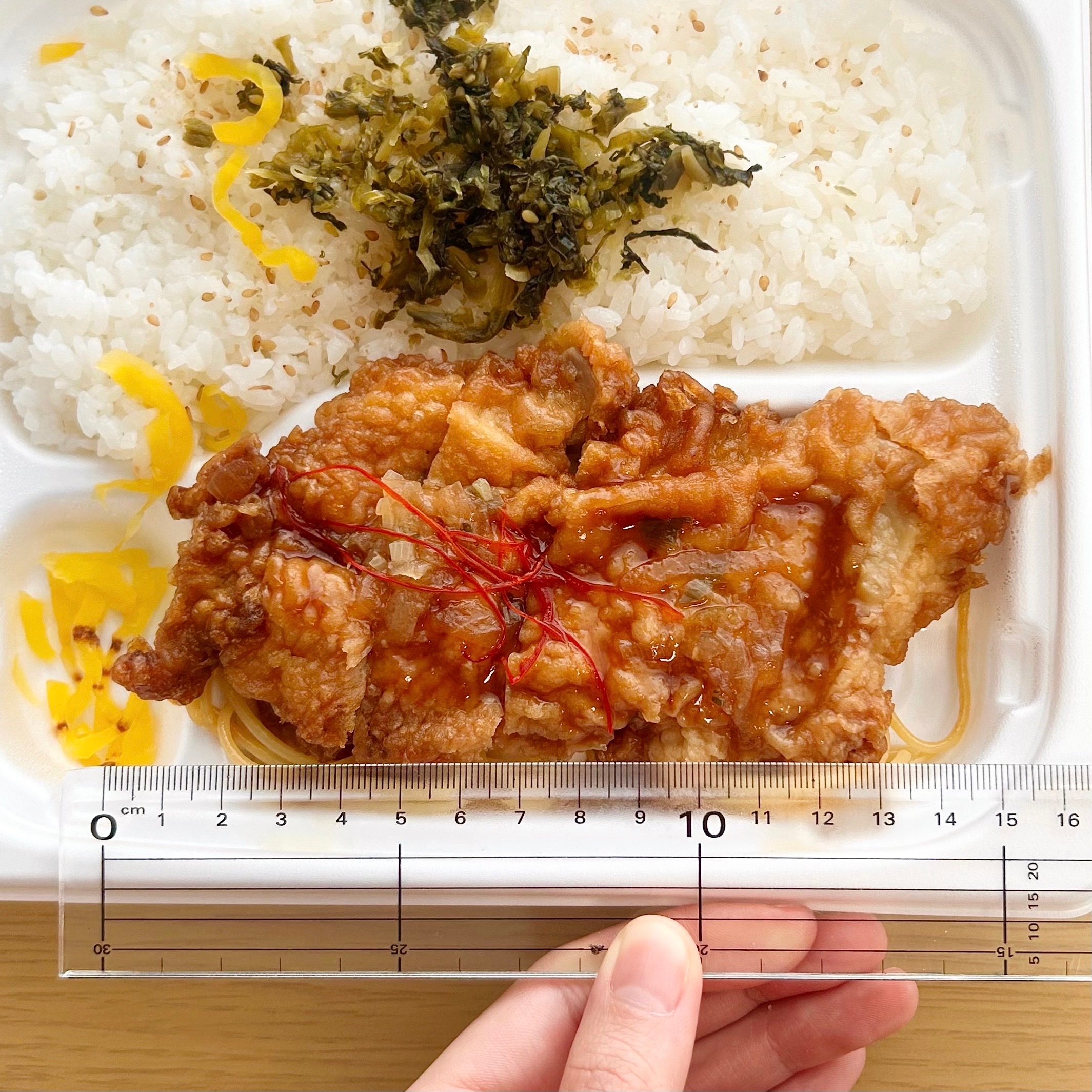 FamilyMart（ファミリーマート）の「特製甘酢だれで食べる油淋鶏弁当（高菜ごはん）」