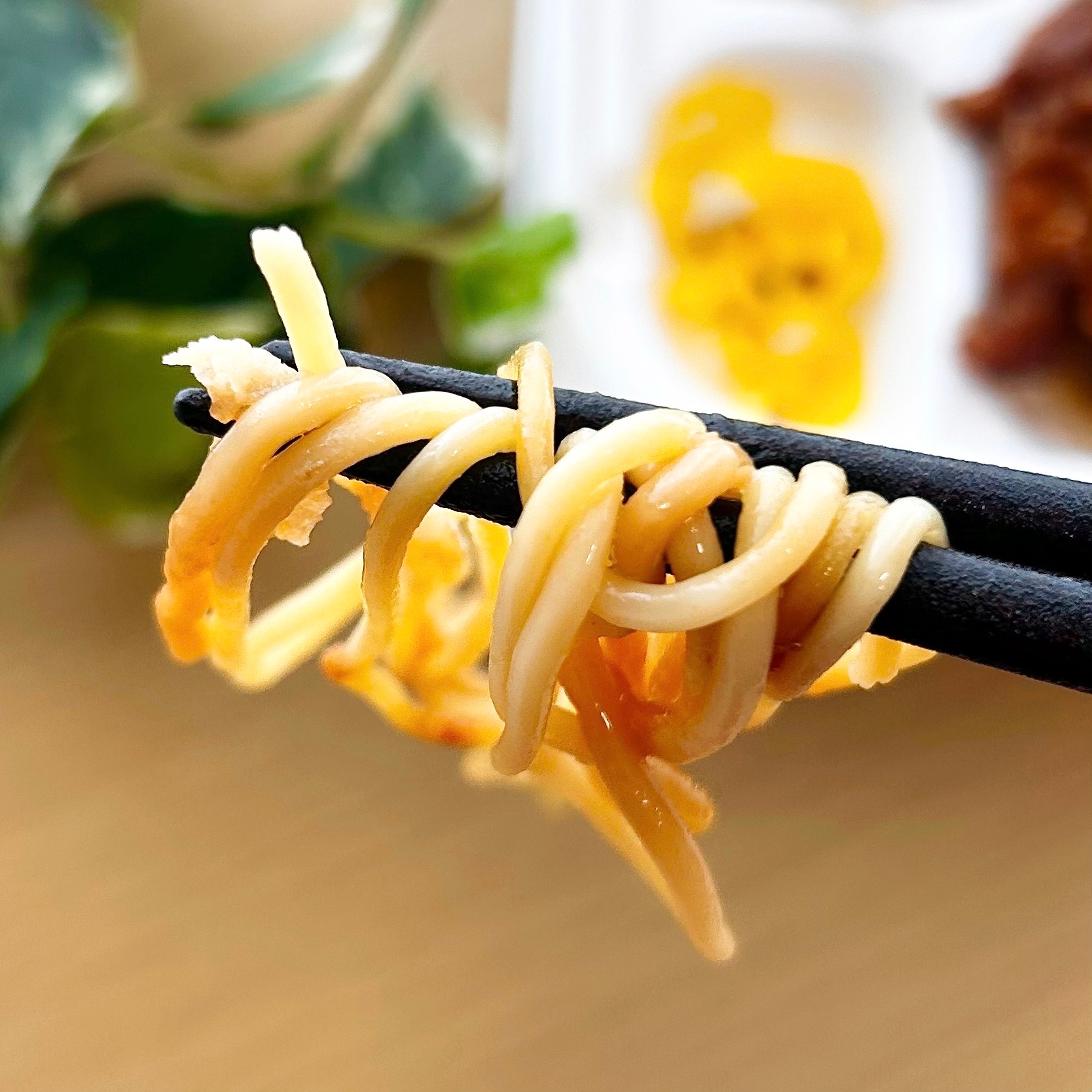 FamilyMart（ファミリーマート）の「特製甘酢だれで食べる油淋鶏弁当（高菜ごはん）」