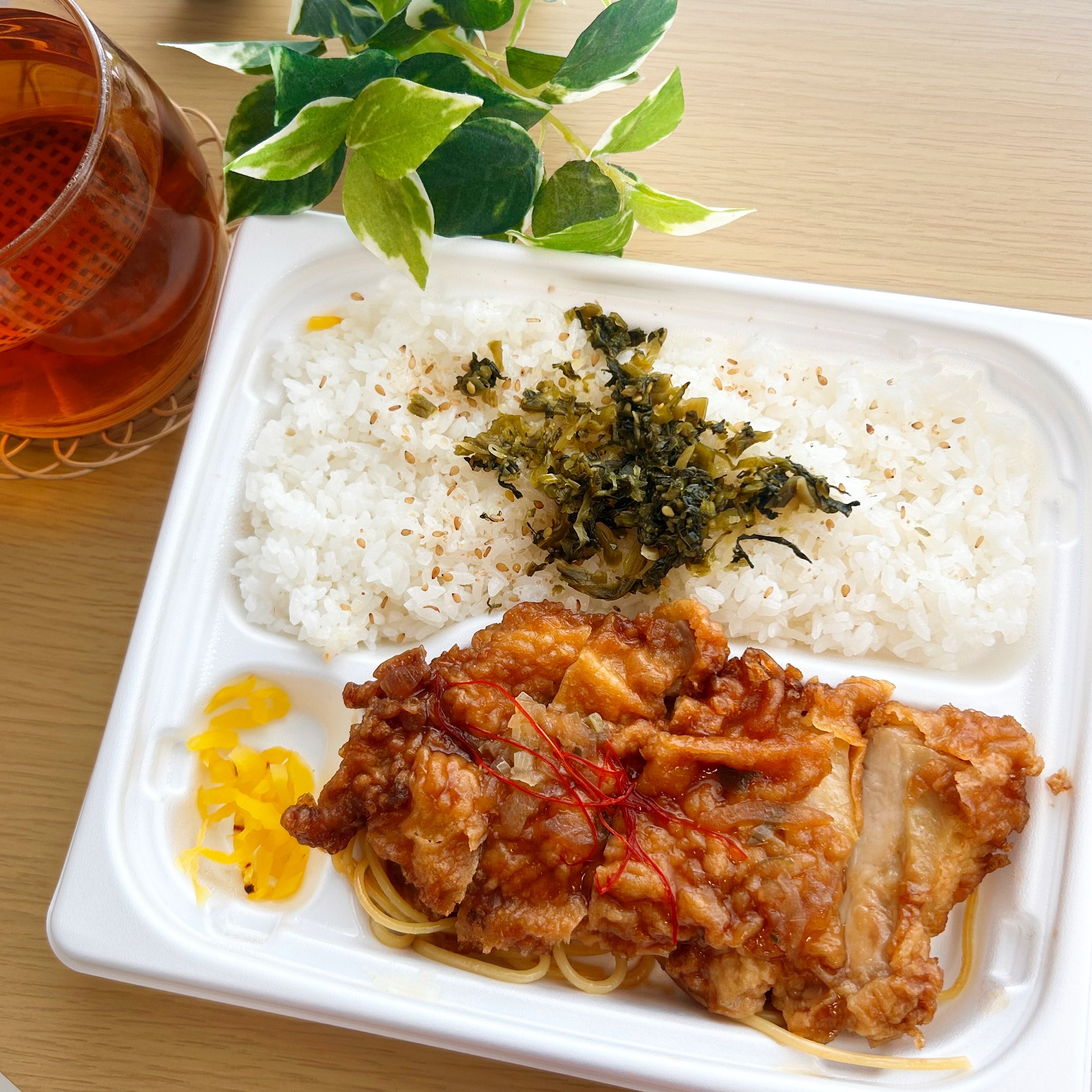 FamilyMart（ファミリーマート）の「特製甘酢だれで食べる油淋鶏弁当（高菜ごはん）」