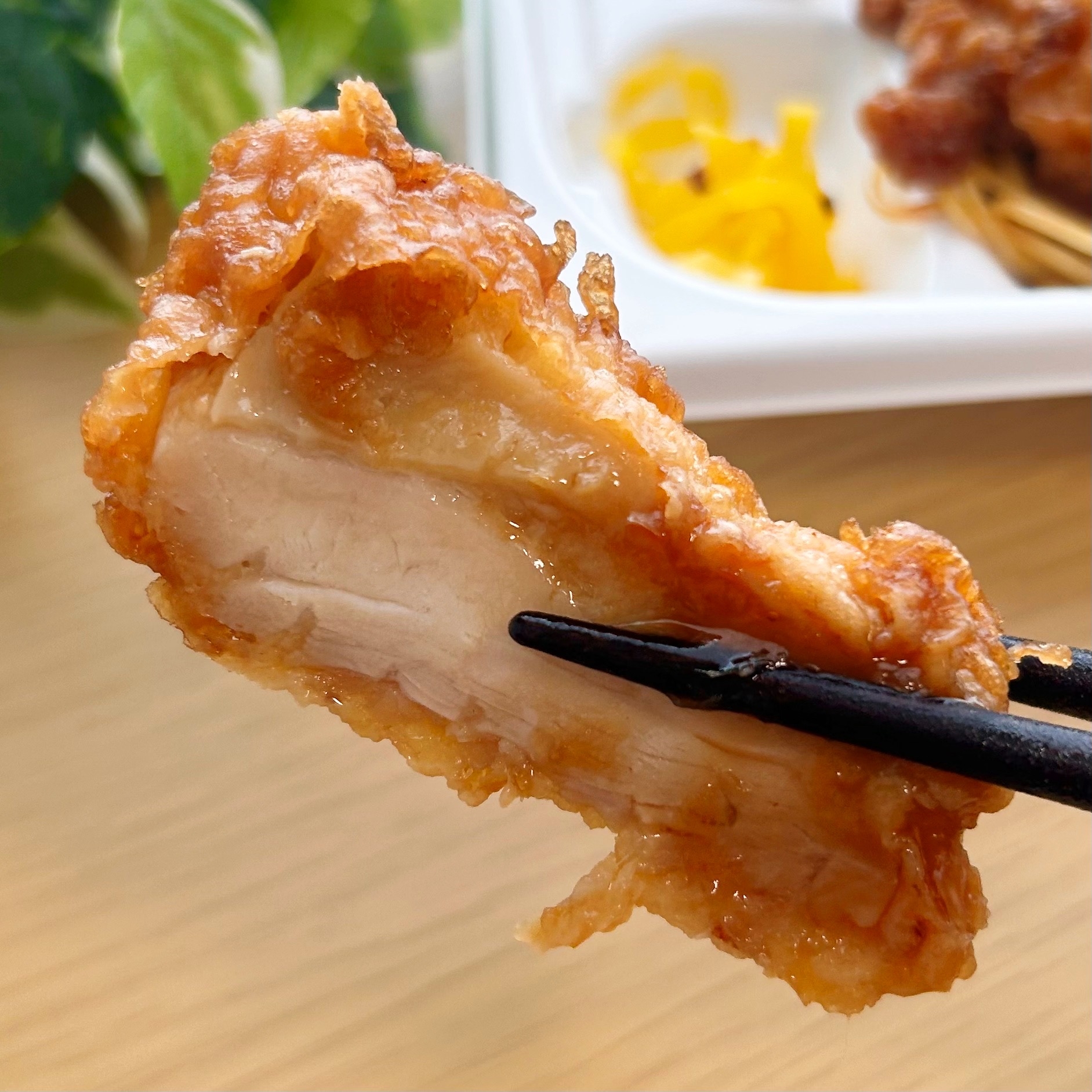 FamilyMart（ファミリーマート）の「特製甘酢だれで食べる油淋鶏弁当（高菜ごはん）」